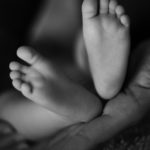 Photo pied de bébé en noir et blanc
